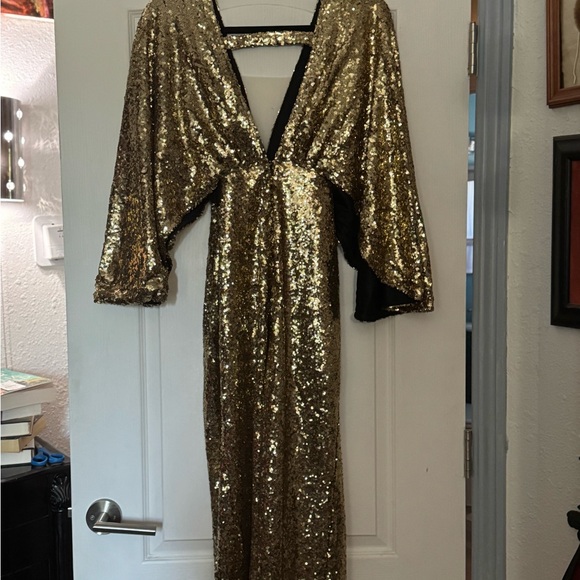 Elegant Gold Sequin Evening Gown - Picture 6 of 8